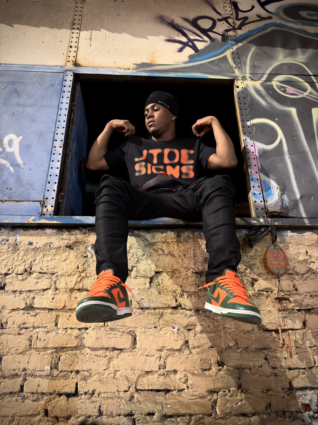 CAMISETA NEGRA CON NARANJA JTDARK