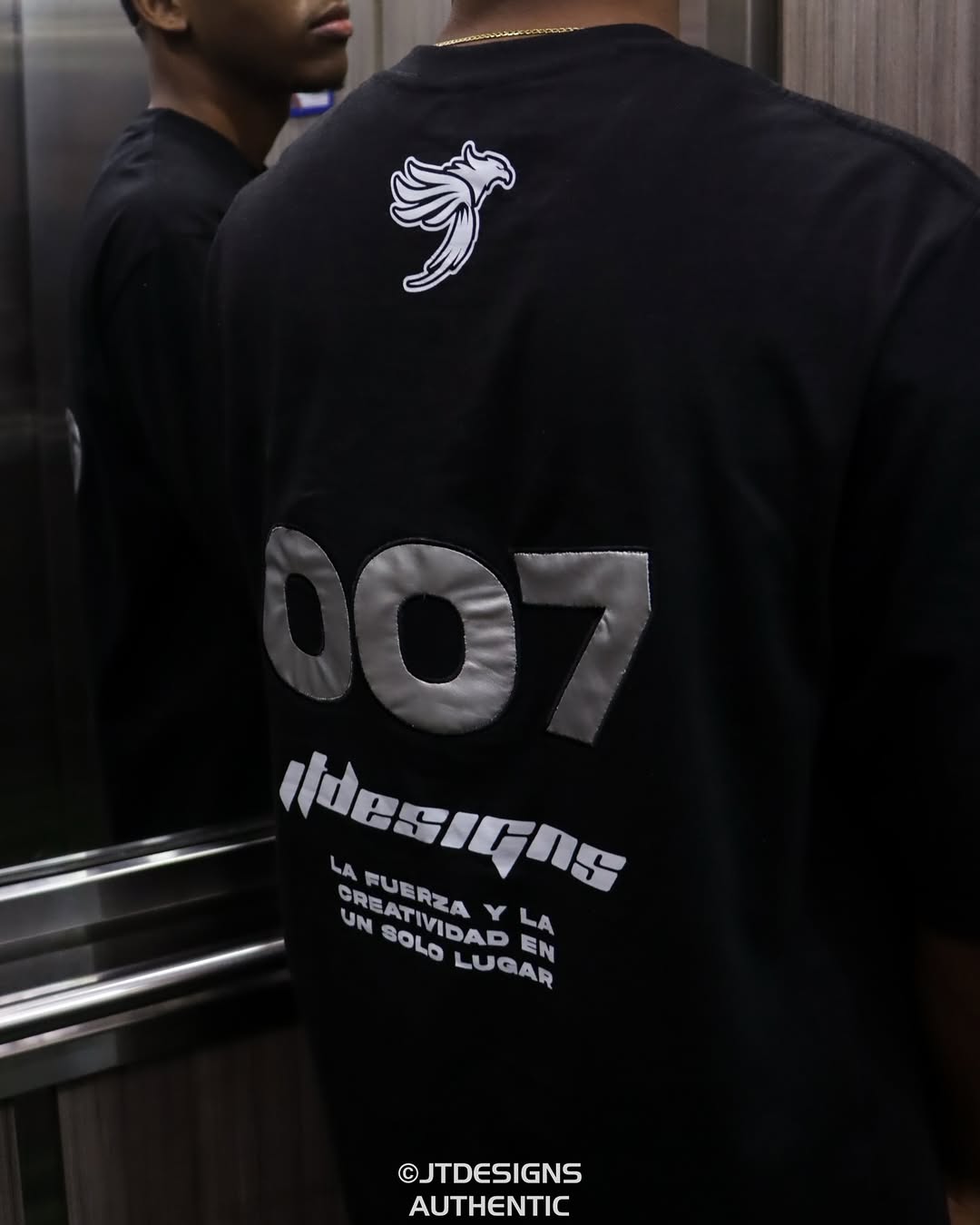 CAMISETA NEGRA JT CREATIVE