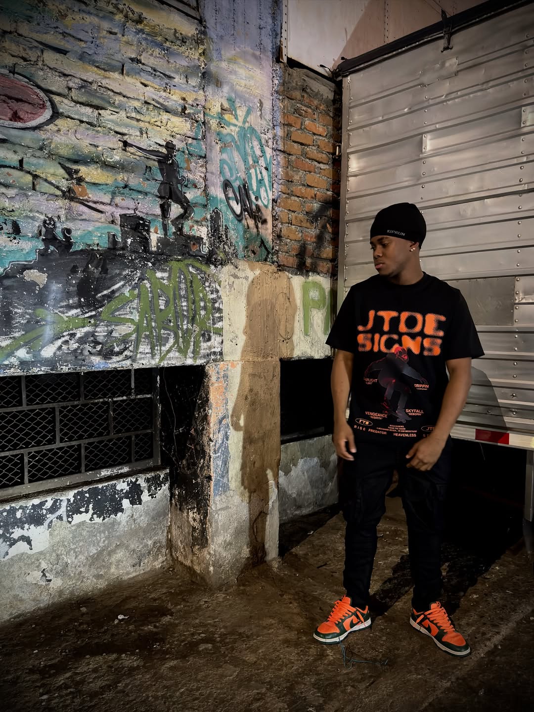 CAMISETA NEGRA CON NARANJA JTDARK